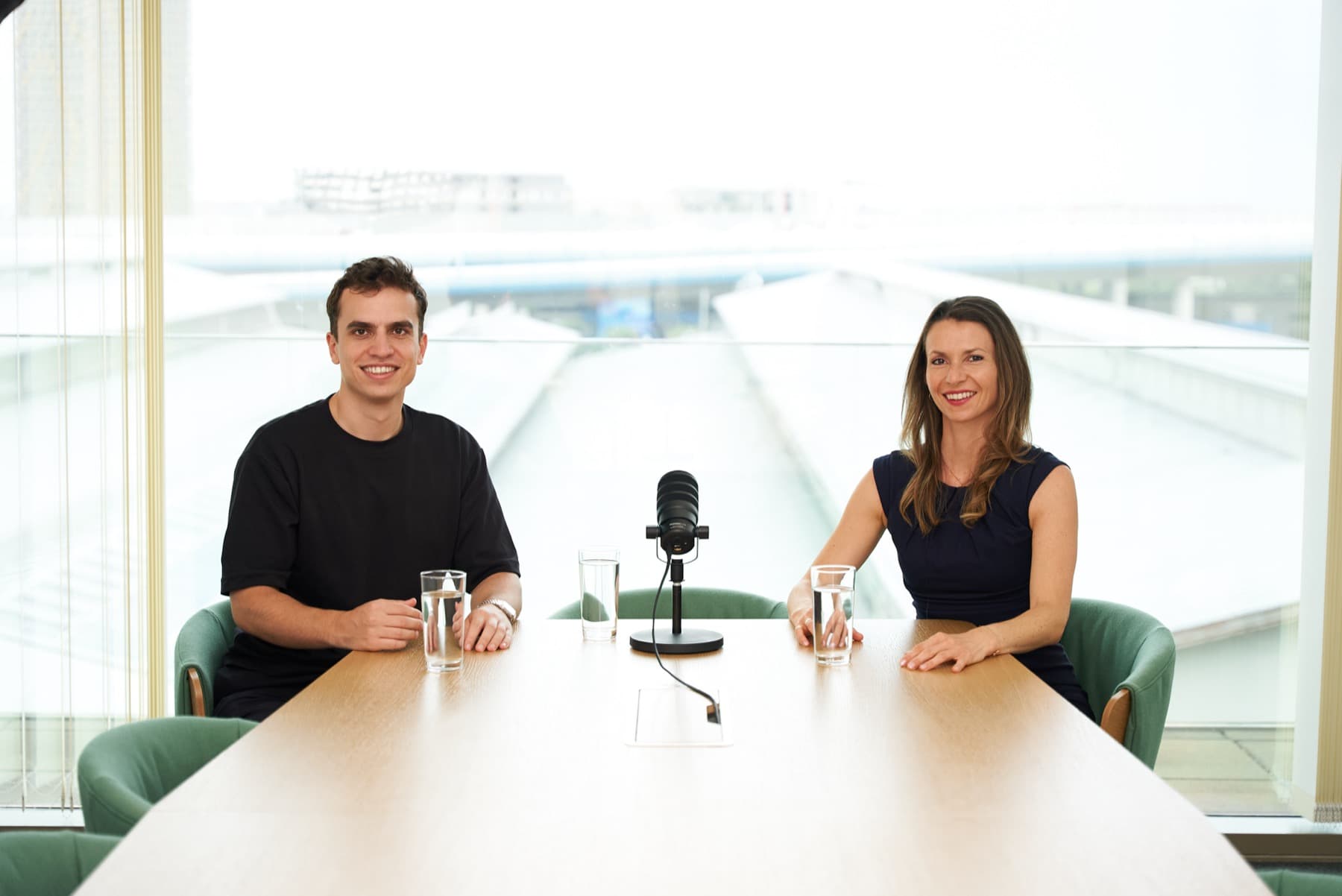 Sabrina und Etienne lachen bei einer Podcast-Aufnahme